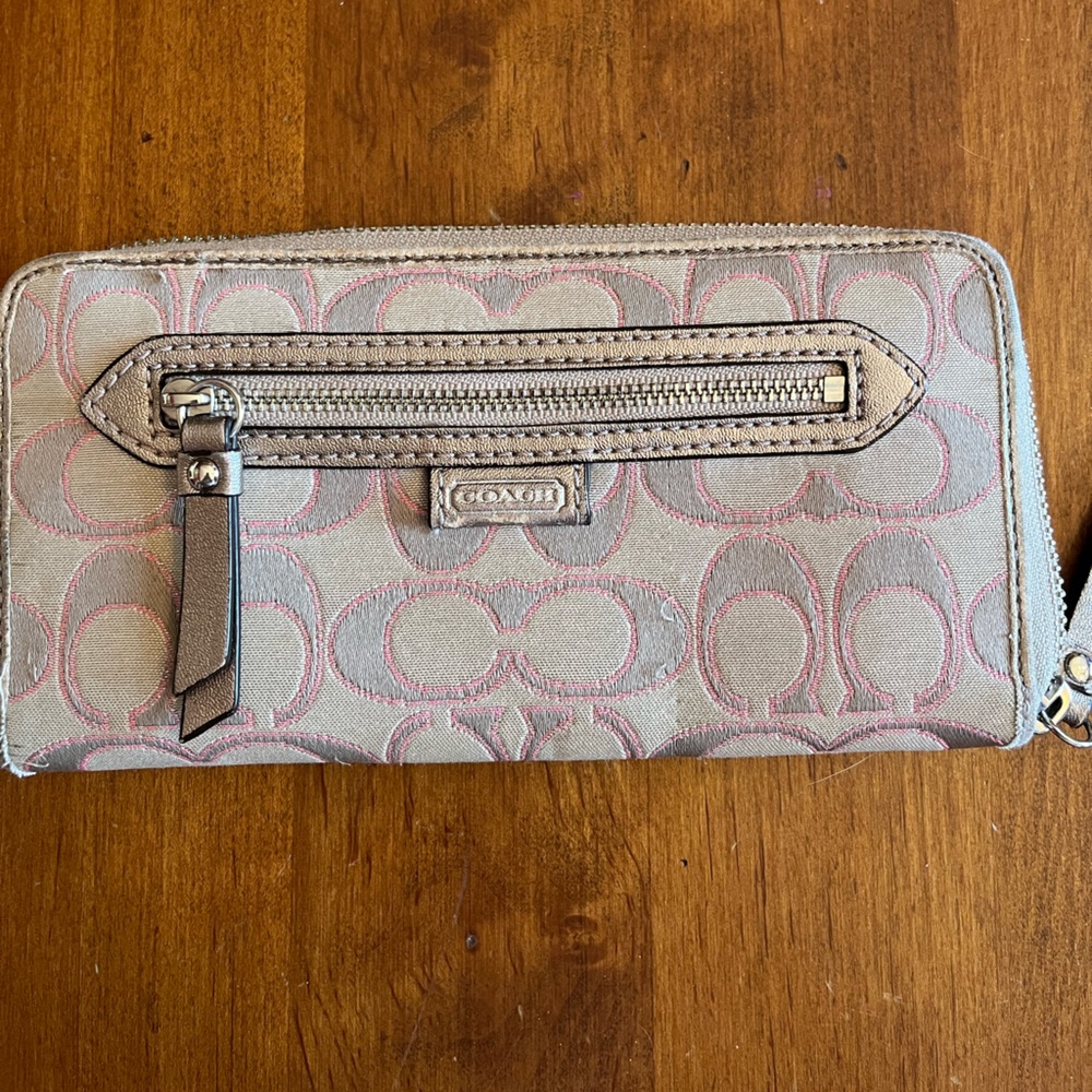 Pre loved Coach wallet. Good condition.